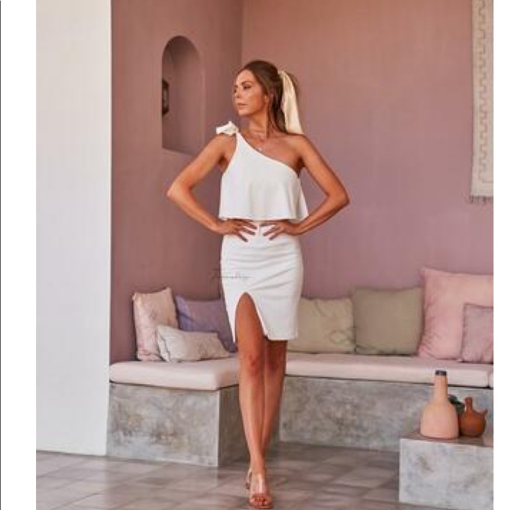 Mini one shoulder white dress